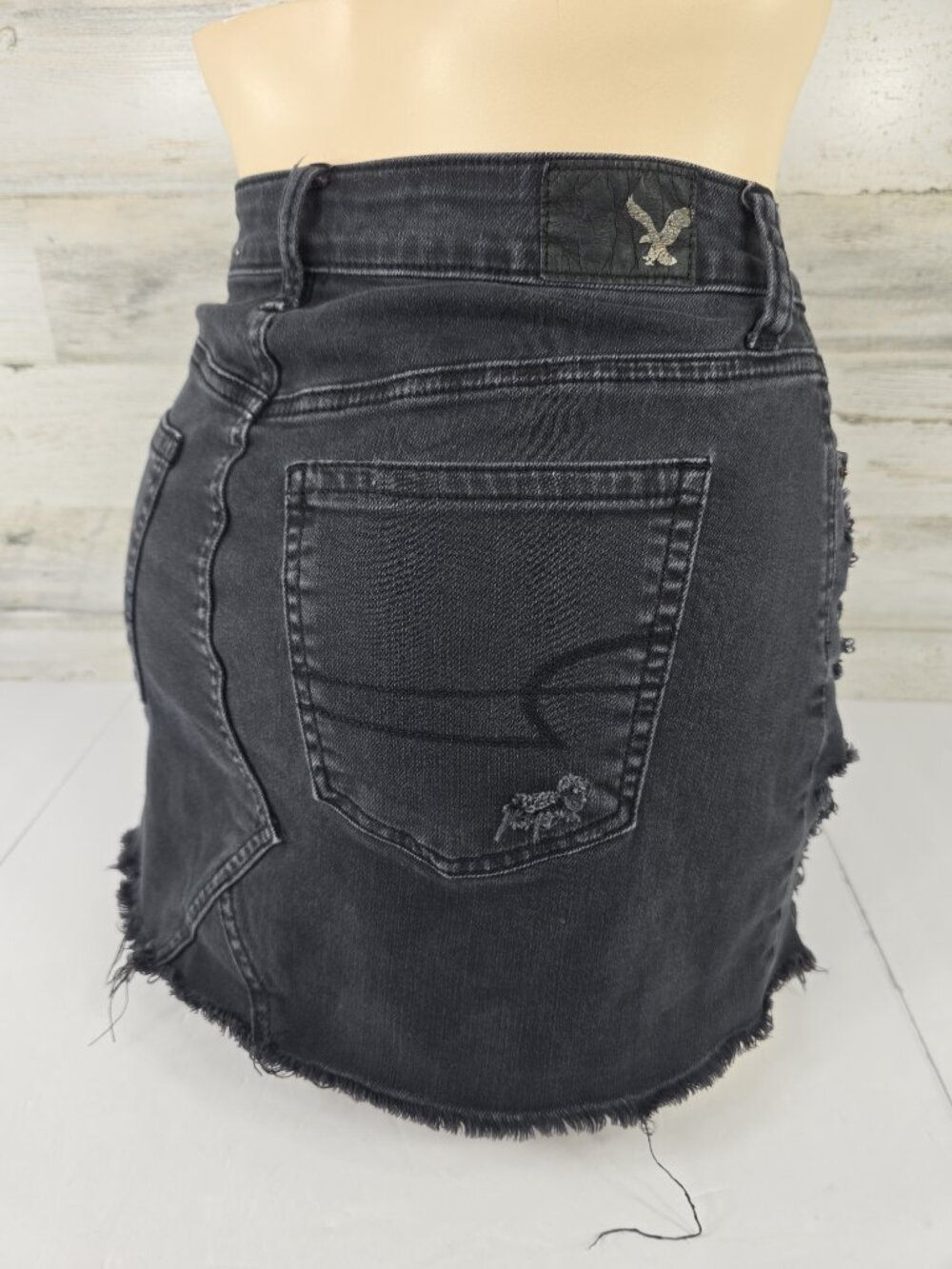 AMERICAN EAGLE WomenS SIZE 4 Black Distressed Mini Jean Skirt BUTTON FLY STRETCH